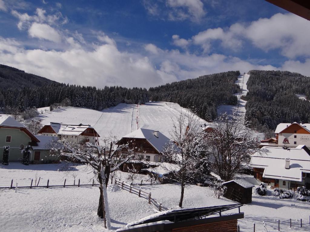 Haus Edelweiss Apartamento Sankt Margarethen im Lungau Exterior foto